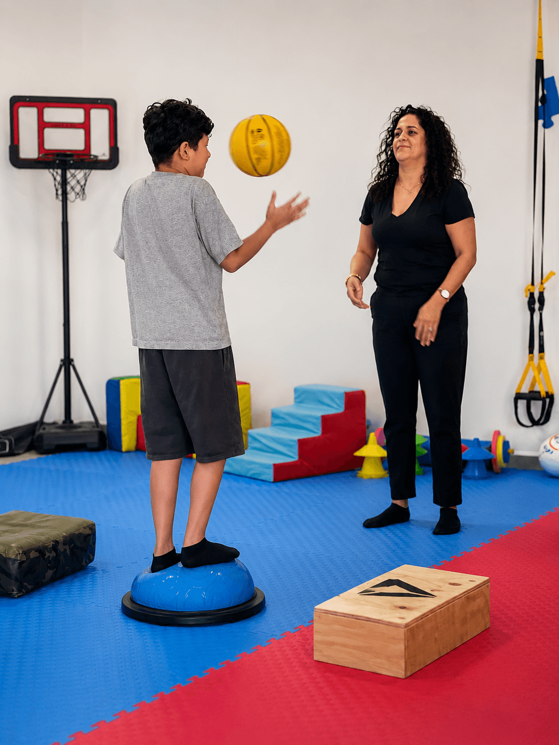 Entrenadora acompañando a un alumno durante una sesión en Blue Strenght