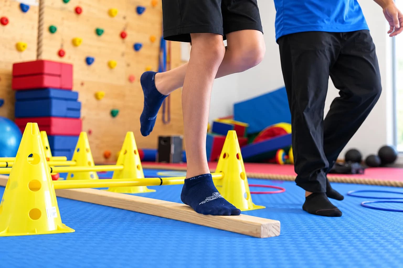 Alumno realizando un ejercicio de equilibrio acompañado por un entrenador en Blue Strenght.